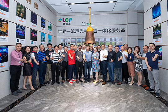 中國演藝設(shè)備技術(shù)協(xié)會福建省辦事處、福建省演藝設(shè)備技術(shù)協(xié)會領(lǐng)導(dǎo)一行蒞臨聯(lián)誠發(fā)參觀考察