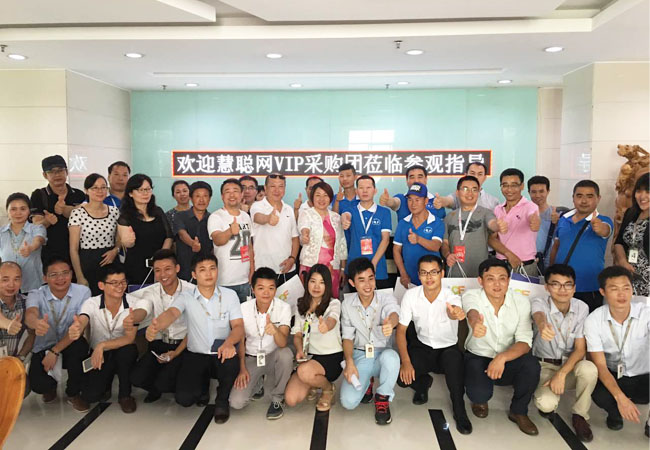 聯(lián)誠發(fā)人和買家團合影